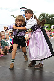 Angermaier Galopp in Tracht 2011 (©Foto: Martin Schmitz)